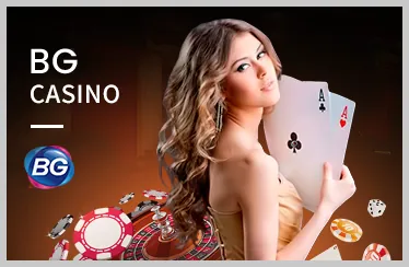 Hình ảnh một bàn chơi casino trực tuyến với người chia bài thật, chip poker và các lá bài, thể hiện không khí sang trọng và chân thực của sảnh casino Kingfun, thu hút người chơi yêu thích các trò chơi bài.